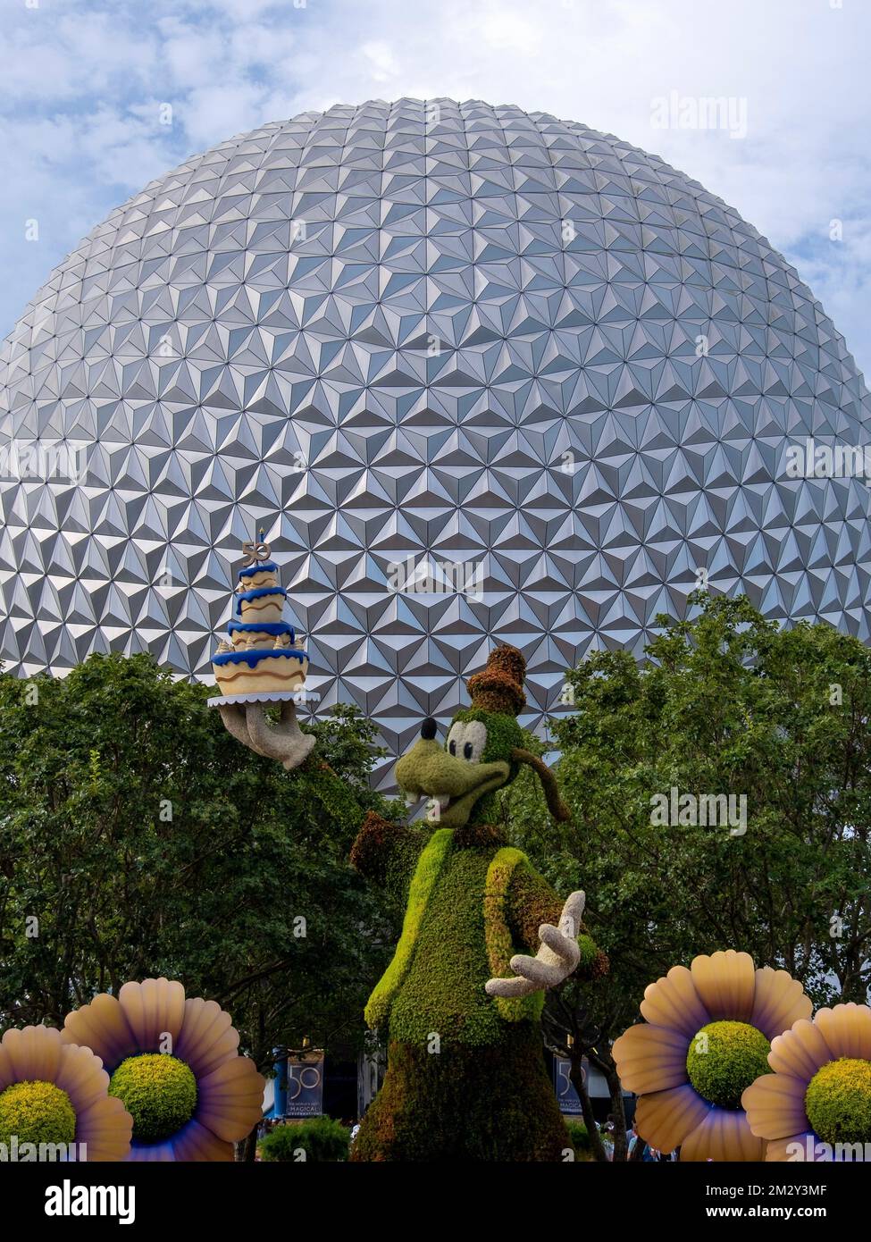 Goofy stand vor dem Spaceship Earth in EPCOT, Walt Disney World, Orlando, Florida Stockfoto