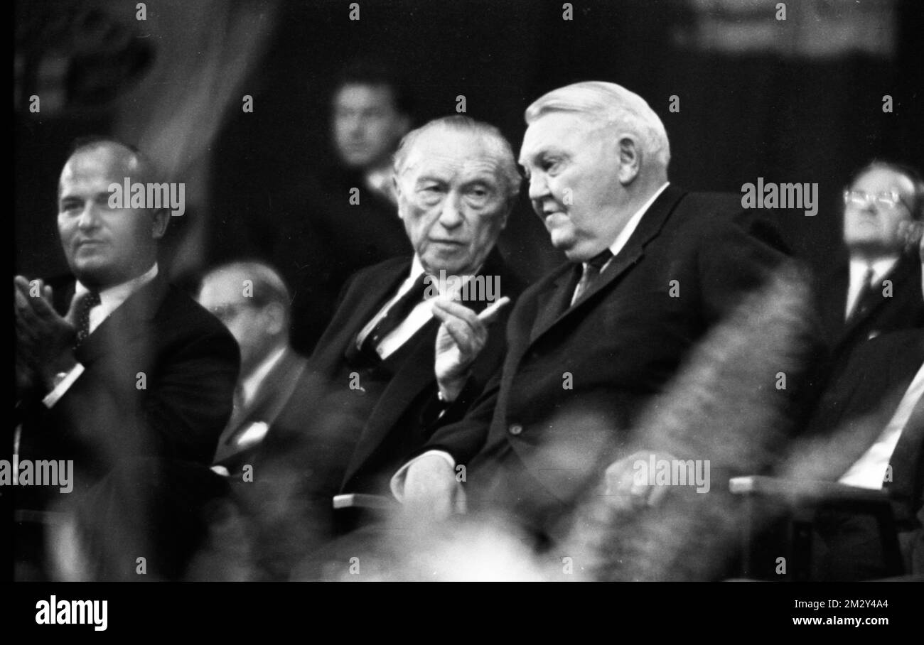 CDU-Wahlkampf für die Bundestagswahlen 1966 in Dortmund, Ludwig Ehrhard, Konrad Adenauer, Rainer Barzel (von rechts nach links), Deutschland Stockfoto