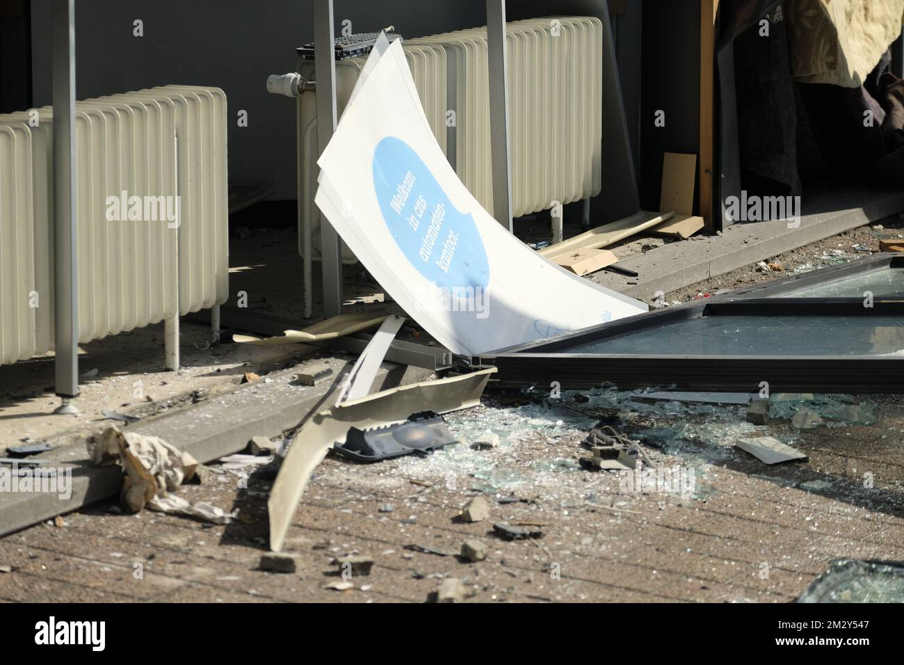 Der Tatort eines versuchten Raubüberfalls mit Sprengkörpern in der KBC-Bank in Kinrooi, Donnerstag, den 08. August 2019. BELGA FOTO ERIC LALMAND Stockfoto