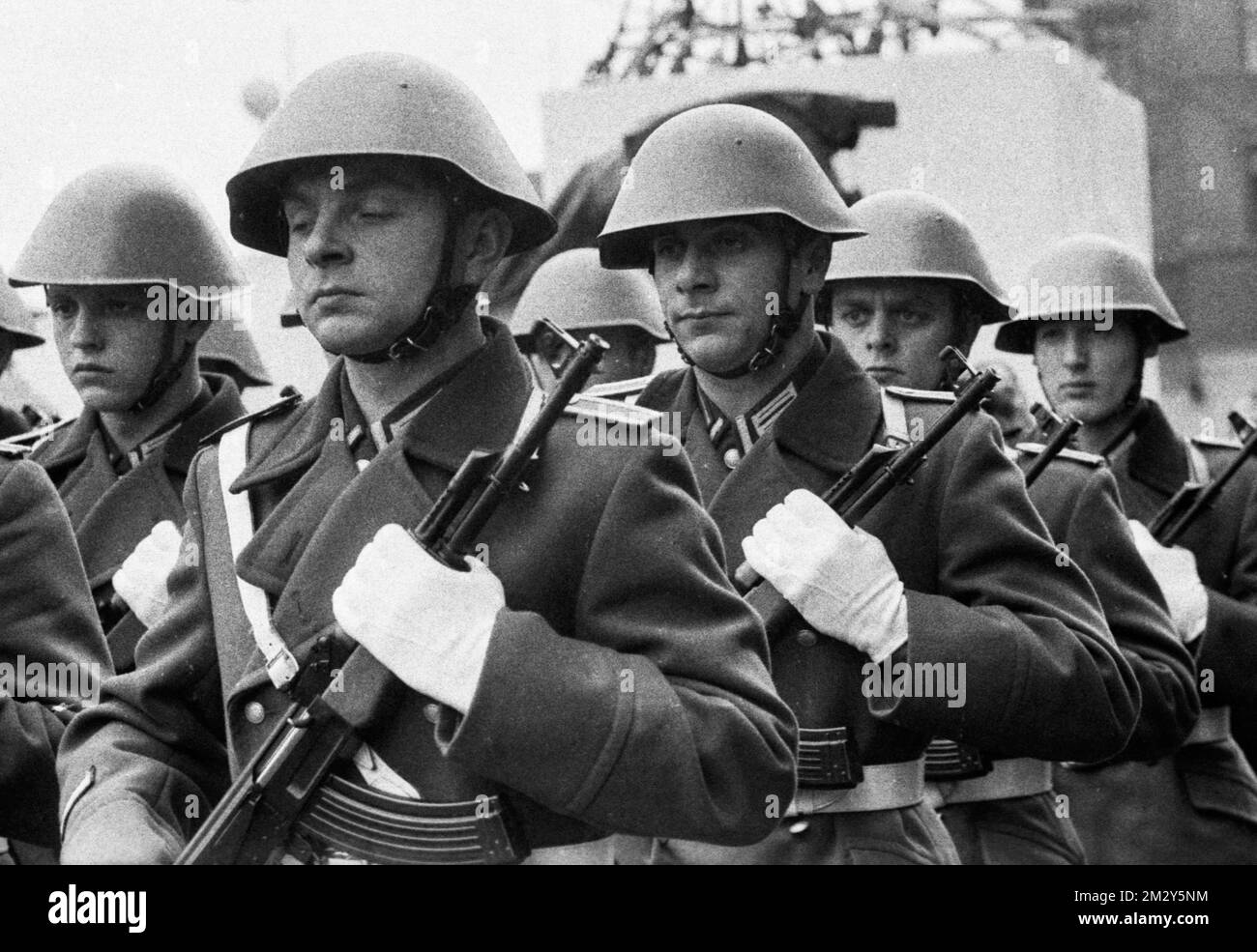 Das erste Treffen von Willy Brandt (Bundeskanzler der Bundesrepublik Deutschland) und Willi Stoph (Abgeordneter der DDR) am 19. Juli 1970 in Erfurt war von den Volksvertretern geprägt Stockfoto