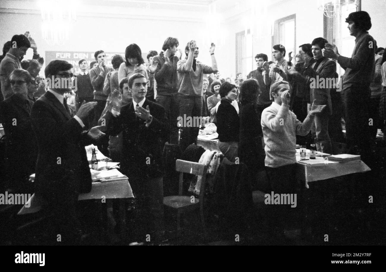 Der 2.. Kongress der sozialistischen Deutschen Arbeiterjugend (SDAJ), der Jugendorganisation der DKP, fand am 3. Dezember 1969 in der statt Stockfoto