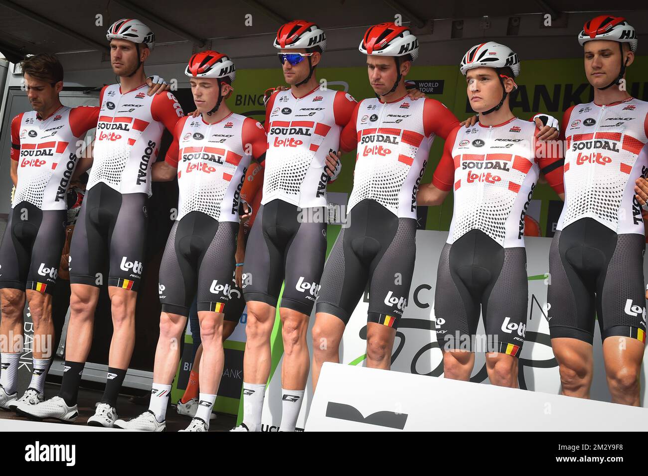 Lotto-Soudal-Fahrer wurden während einer Schweigeminute für ihren verstorbenen Teamkollegen Bjorg Lambrecht zu Beginn der zweiten Etappe des BinckBank Tour-Radrennen von Blankenberge nach Ardooie (169,1 km), Dienstag, 13. August 2019, fotografiert. BELGA FOTO DAVID STOCKMAN Stockfoto