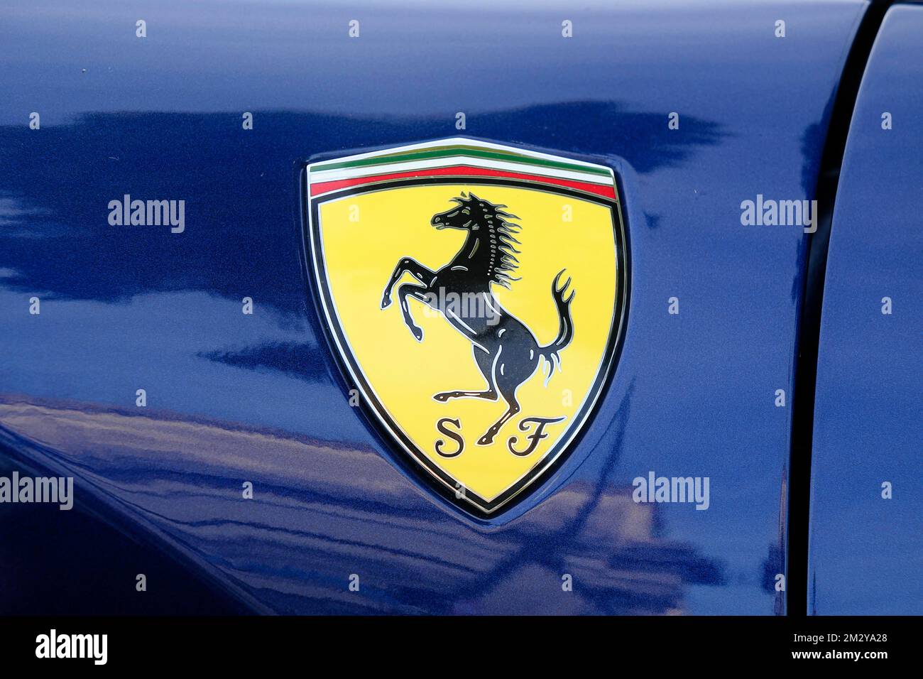 Ferrari-Logo auf einem Modell 488 Pista, München, Bayern, Deutschland Stockfoto