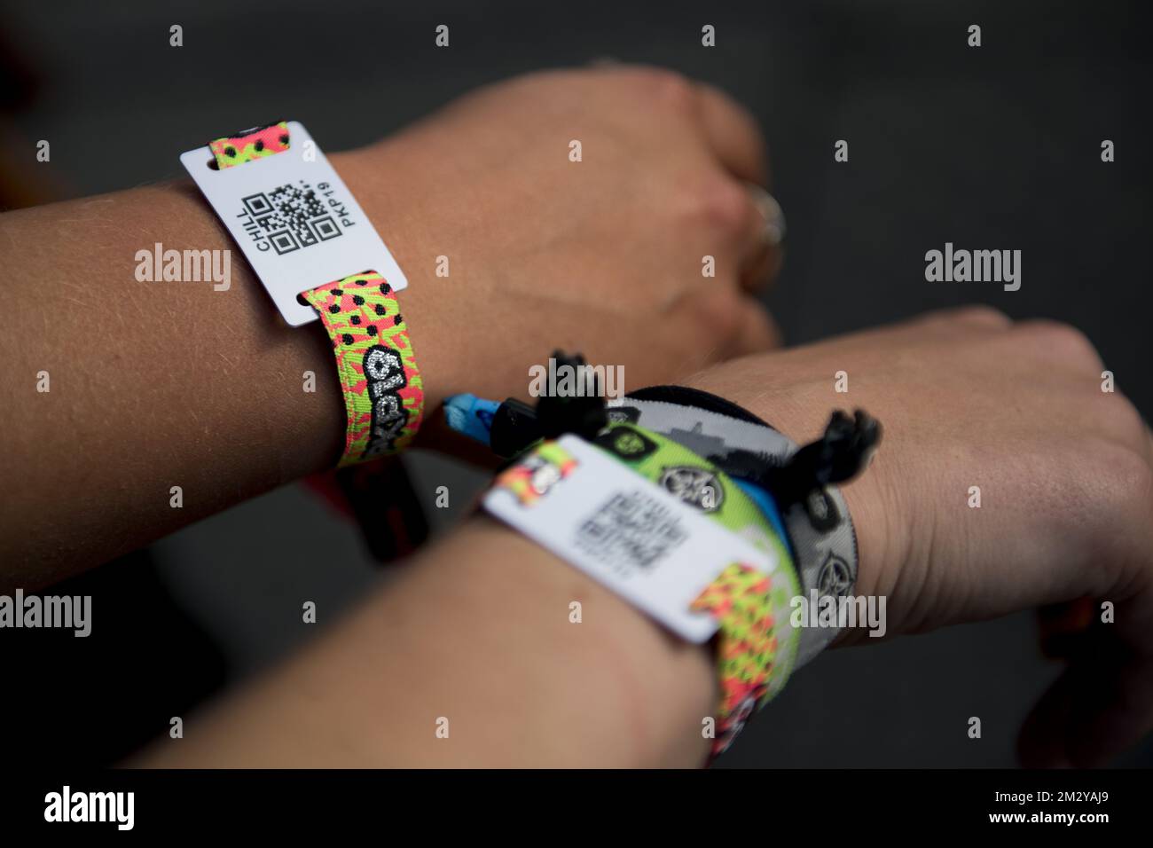 Die Abbildung zeigt Menschen, die ihre Armbänder am ersten Tag des viertägigen Musikfestivals Pukkelpop in Kiewit, Hasselt, am Donnerstag, den 15. August 2019 zeigen. BELGA FOTO JASPER JACOBS Stockfoto
