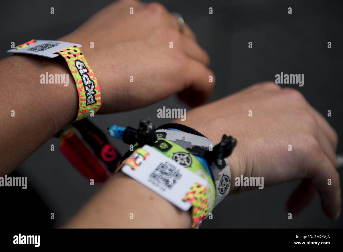 Die Abbildung zeigt Menschen, die ihre Armbänder am ersten Tag des viertägigen Musikfestivals Pukkelpop in Kiewit, Hasselt, am Donnerstag, den 15. August 2019 zeigen. BELGA FOTO JASPER JACOBS Stockfoto