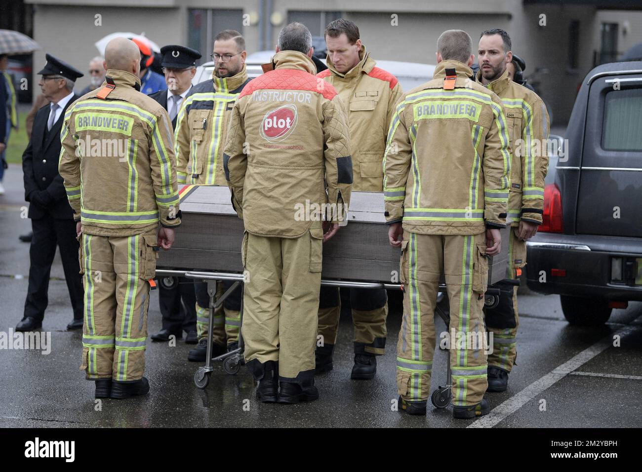 Das Bild zeigt einen Feuerwehrwagen, der den Sarg eines verstorbenen Feuerwehrmanns bei einer Gedenkfeier für zwei verstorbene Feuerwehrmänner Chris und Benni im Feuerwehrhauptquartier in Heusden-Zolder am Samstag, den 17. August 2019, transportierte. Die beiden starben letzte Woche bei einem Brand in einem besetzten Gebäude in Beringen. BELGA FOTO YORICK JANSENS Stockfoto