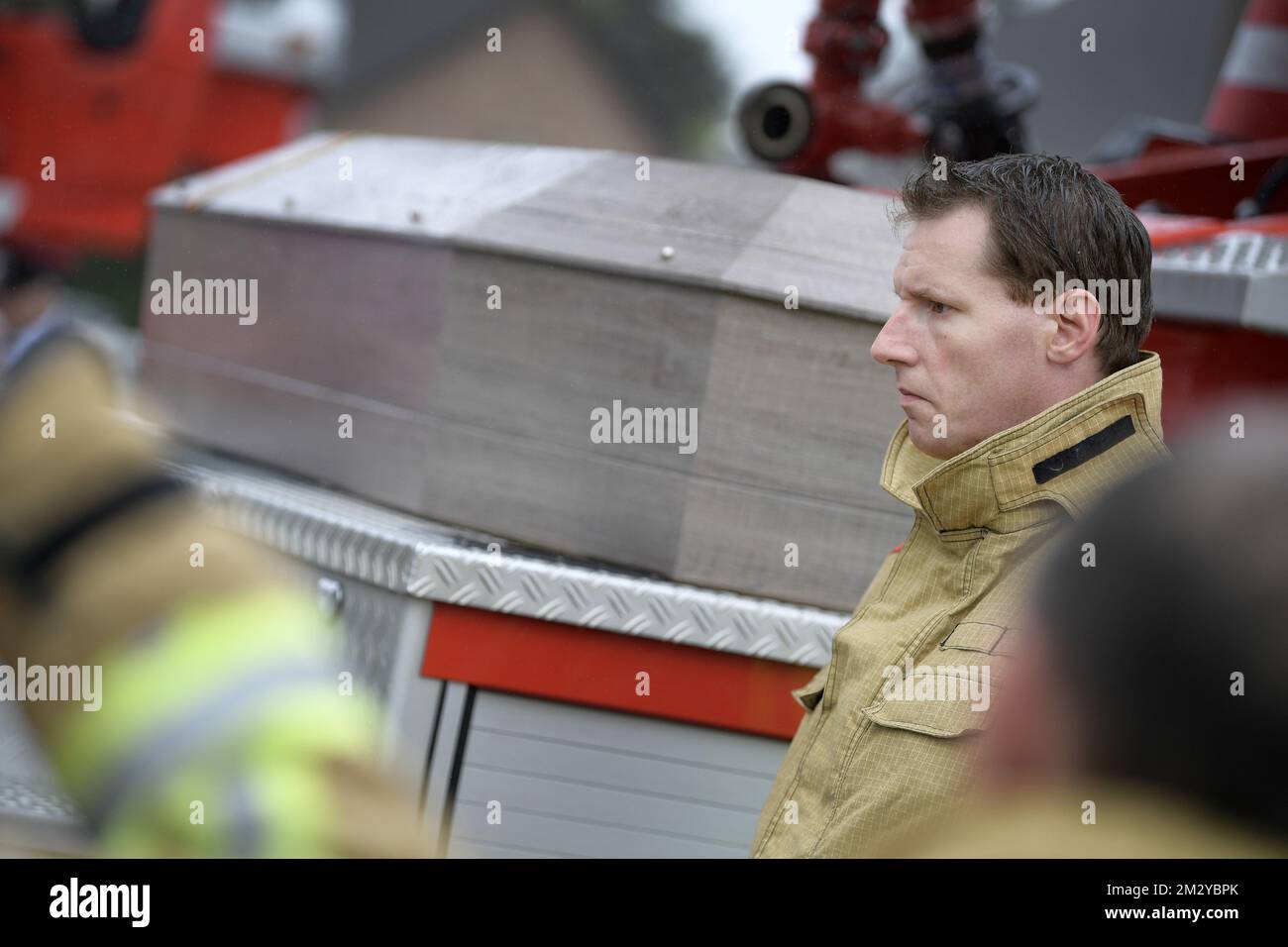 Das Bild zeigt einen Feuerwehrwagen, der den Sarg eines verstorbenen Feuerwehrmanns bei einer Gedenkfeier für zwei verstorbene Feuerwehrmänner Chris und Benni im Feuerwehrhauptquartier in Heusden-Zolder am Samstag, den 17. August 2019, transportierte. Die beiden starben letzte Woche bei einem Brand in einem besetzten Gebäude in Beringen. BELGA FOTO YORICK JANSENS Stockfoto