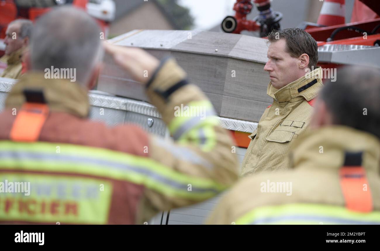 Das Bild zeigt einen Feuerwehrwagen, der den Sarg eines verstorbenen Feuerwehrmanns bei einer Gedenkfeier für zwei verstorbene Feuerwehrmänner Chris und Benni im Feuerwehrhauptquartier in Heusden-Zolder am Samstag, den 17. August 2019, transportierte. Die beiden starben letzte Woche bei einem Brand in einem besetzten Gebäude in Beringen. BELGA FOTO YORICK JANSENS Stockfoto