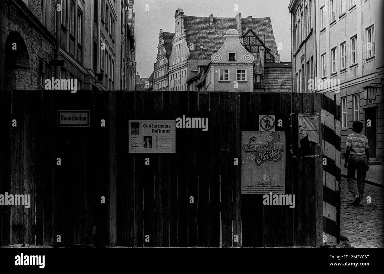DDR, Stralsund, 23.09.1988, Bauzaun in den Straßen von Stralsund, Plakate: Gott ist meine Hoffnung Stockfoto