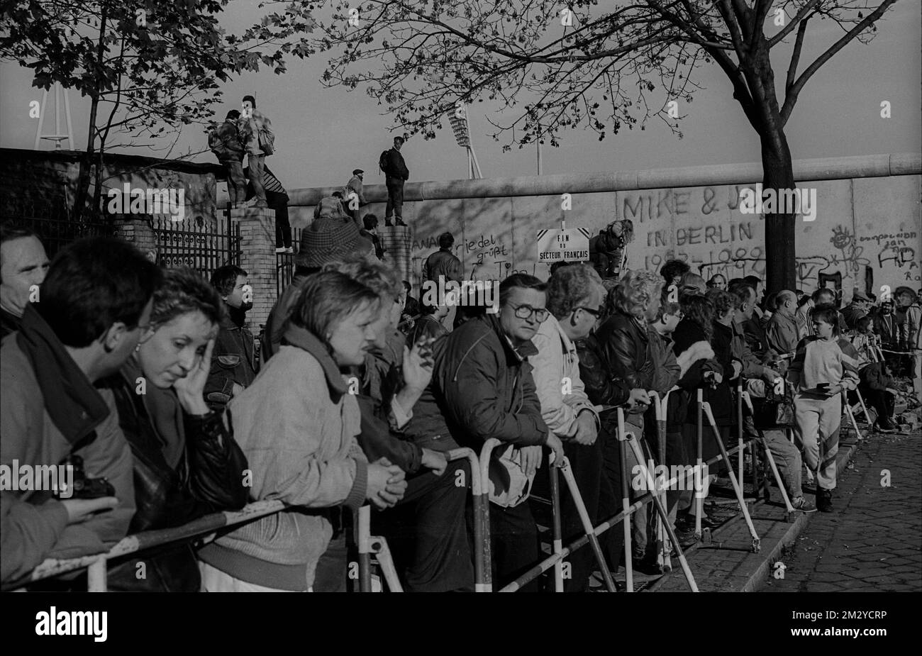 DDR, Berlin, 11.11.1989, Mauer an der Bernauer Straße: Westberliner begrüßen die Ostdeutschen, zwei Tage nach der Maueröffnung Stockfoto