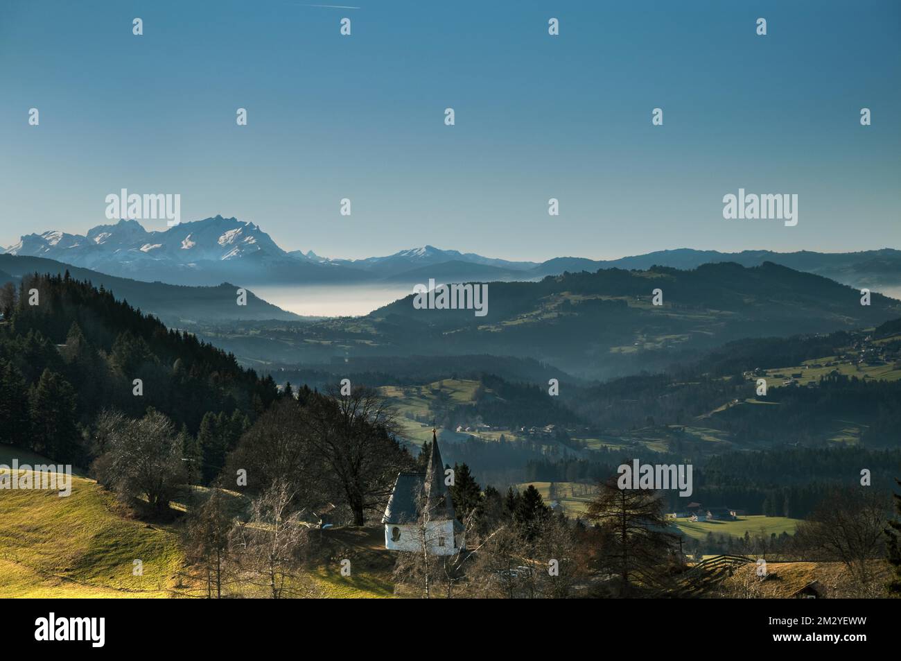 Blick vom Hochplateau Hagspiel im Allgaeu zum Gebirgszug der Saentis (2502 m) in der Schweiz, im Vordergrund der Bruder Klaus Stockfoto