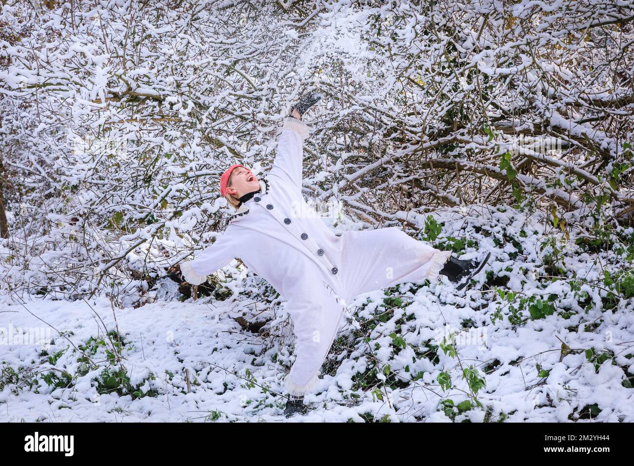 Lewisham London, Großbritannien. 14.. Dezember 2022. Kanadischer Clown und akrobat Ariella (Ari) Lauzon posieren im schneebedeckten Beckenham Place Park. Das Wing Scuffle Spectacular zeigt das klügste junge Talent der Londoner Zirkusszene und begrüßt die Zuschauer in der Welt der Akrobatik. Der Revel Puck Circus führt vom 15.. Dezember bis 8.. Januar 23 im Beckenham Place Park das Wing Scuffle Spectacular zur Feier des Lewisham London Borough of Culture 2022 auf. Kredit: Imageplotter/Alamy Live News Stockfoto