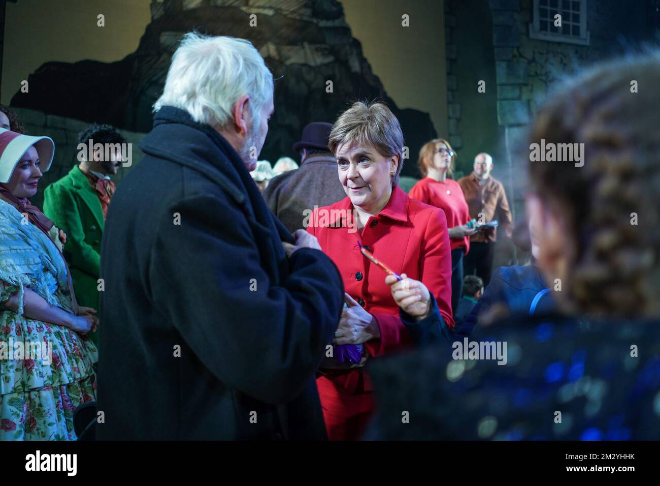 Die erste schottische Ministerin Nicola Sturgeon spricht mit einer Besetzung, während sie mit erfahrenen jungen Menschen zu einer Aufführung einer Weihnachtslieder in Edinburgh im Lyceum Theatre in Edinburgh zusammentritt. Bilddatum: Mittwoch, 14. Dezember 2022. Stockfoto