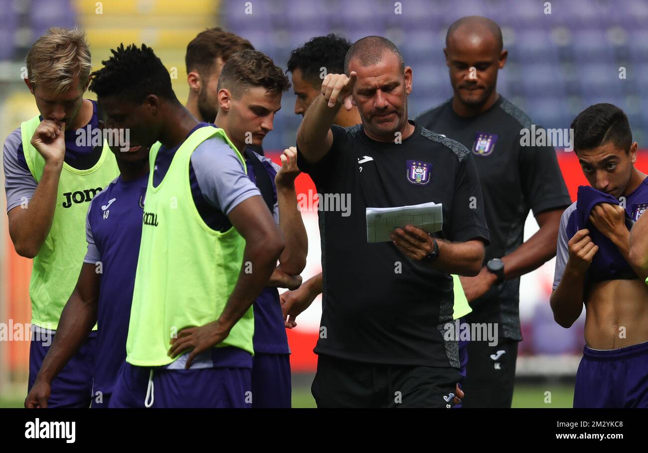 Anderlecht Cheftrainer Simon Davies Gesten während eines Trainings des belgischen Fußballvereins RSC Anderlecht, Mittwoch, den 28. August 2019 in Brüssel. BELGA PHOTO VIRGINIE LEFOUR Stockfoto