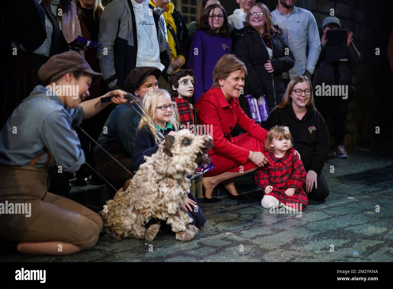 Die erste schottische Ministerin Nicola Sturgeon trifft Kinder und besetzt Mitglieder, während sie mit erfahrenen jungen Menschen zu einer Weihnachtsvorstellung in Edinburgh im Lyceum Theatre in Edinburgh kommt. Bilddatum: Mittwoch, 14. Dezember 2022. Stockfoto