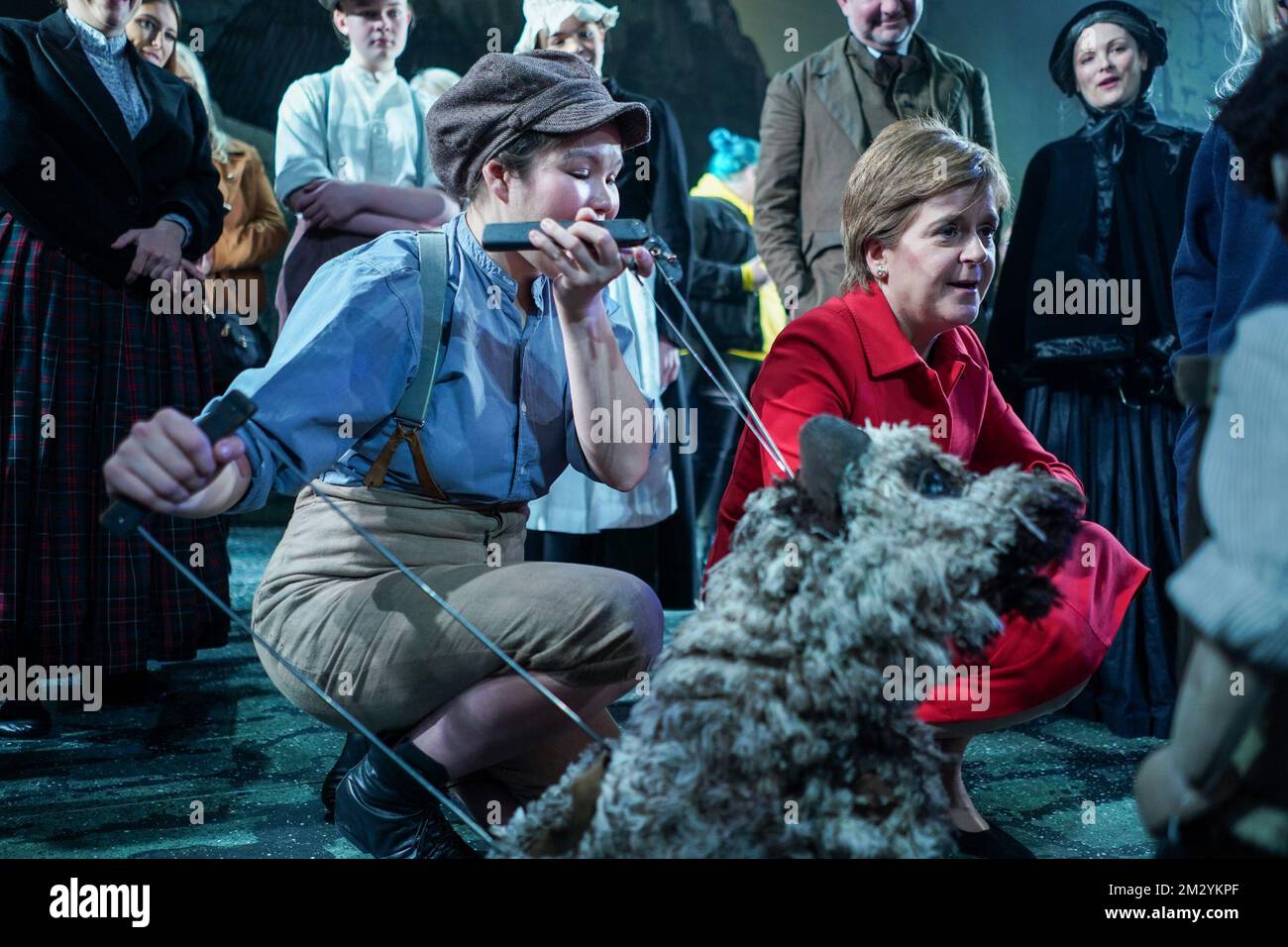 Die erste schottische Ministerin Nicola Sturgeon trifft Besetzte, während sie mit erfahrenen jungen Menschen zu einer Weihnachtsvorstellung in Edinburgh im Lyceum Theatre in Edinburgh kommt. Bilddatum: Mittwoch, 14. Dezember 2022. Stockfoto