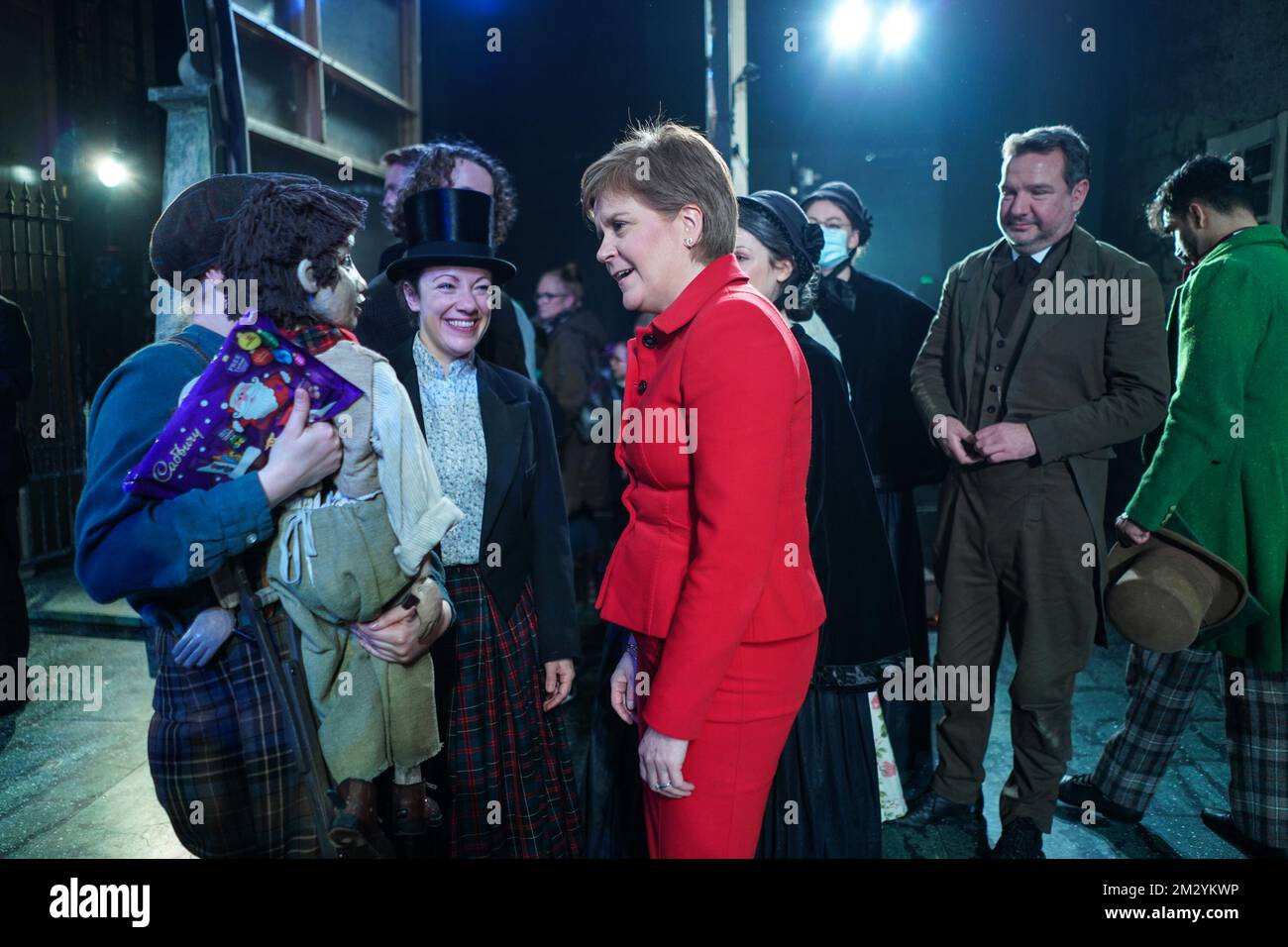 Die erste schottische Ministerin Nicola Sturgeon spricht mit Schauspielern, während sie mit erfahrenen jungen Menschen zu einer Weihnachtsvorstellung in Edinburgh im Lyceum Theatre in Edinburgh zusammentritt. Bilddatum: Mittwoch, 14. Dezember 2022. Stockfoto