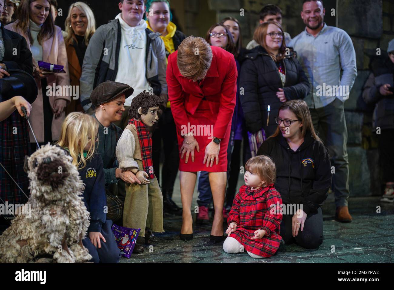 Die erste schottische Ministerin Nicola Sturgeon trifft Kinder und besetzt Mitglieder, während sie mit erfahrenen jungen Menschen zu einer Weihnachtsvorstellung in Edinburgh im Lyceum Theatre in Edinburgh kommt. Bilddatum: Mittwoch, 14. Dezember 2022. Stockfoto