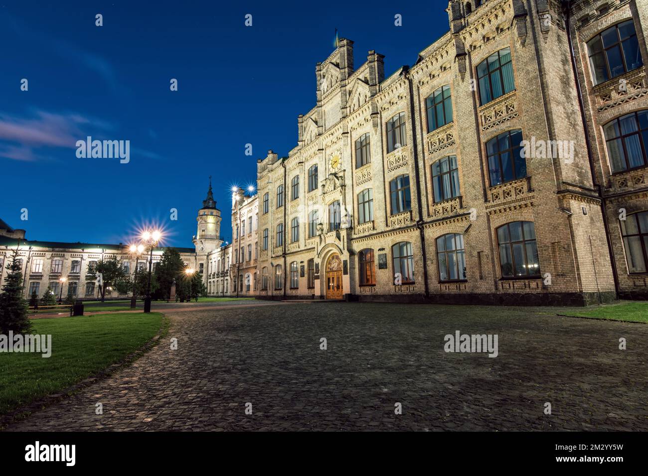 Antiker Bau der Polytechnischen Universität Igor Sikorsky in Kiew. KPI-Hauptgebäude am Abend. Kiew. Ukraine Stockfoto