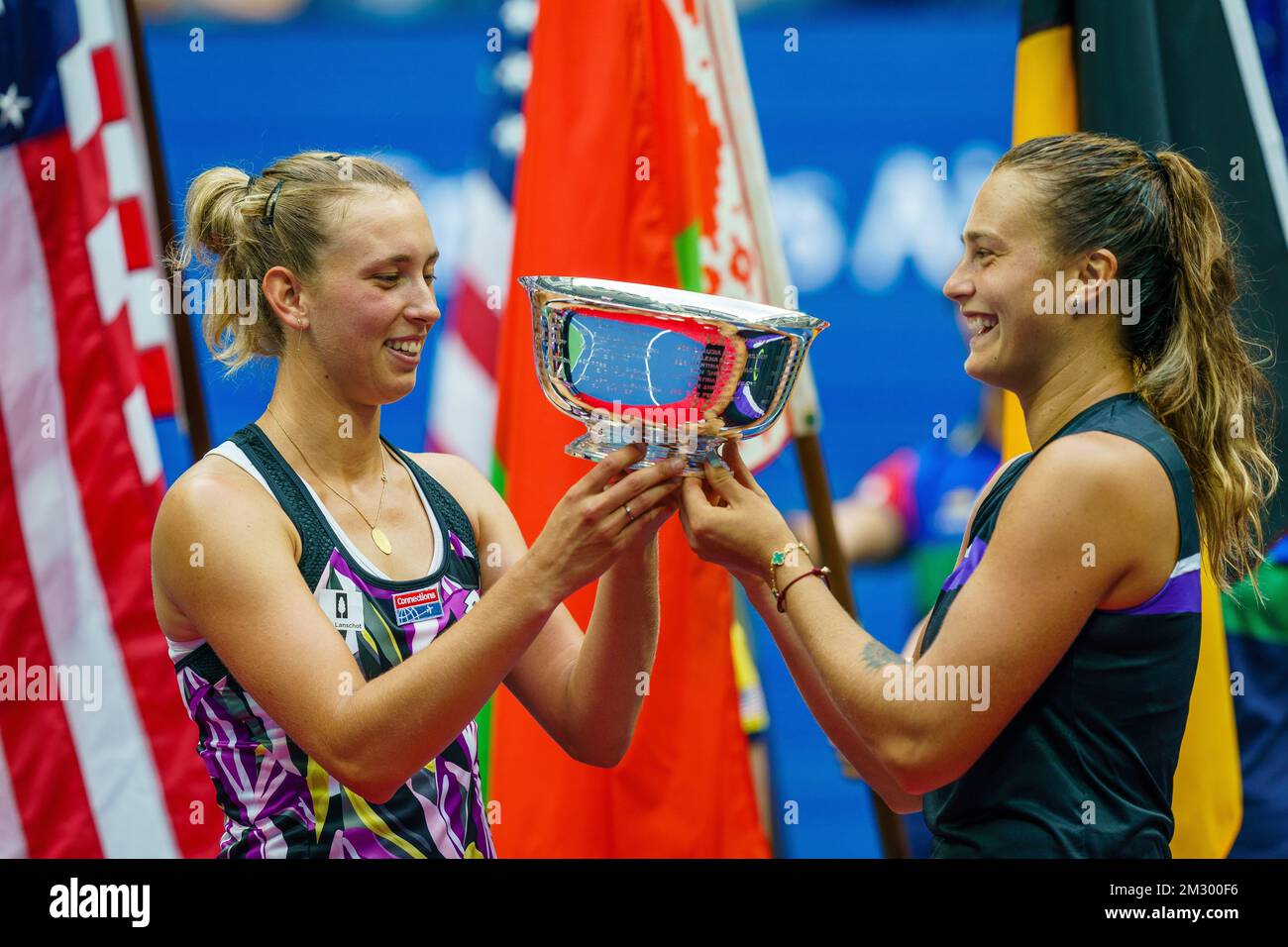 Die belgische Elise Mertens und die bulgarische Aryna Sabalenka feiern mit der Trophäe, nachdem sie am Sonntag, den 08. September 2019, in Flushing Meadow, in New York City, USA, das letzte Spiel der Frauen-Doppel beim US Open Grand Slam gewonnen haben. BELGA FOTO PETER VAN DEN BERG Stockfoto