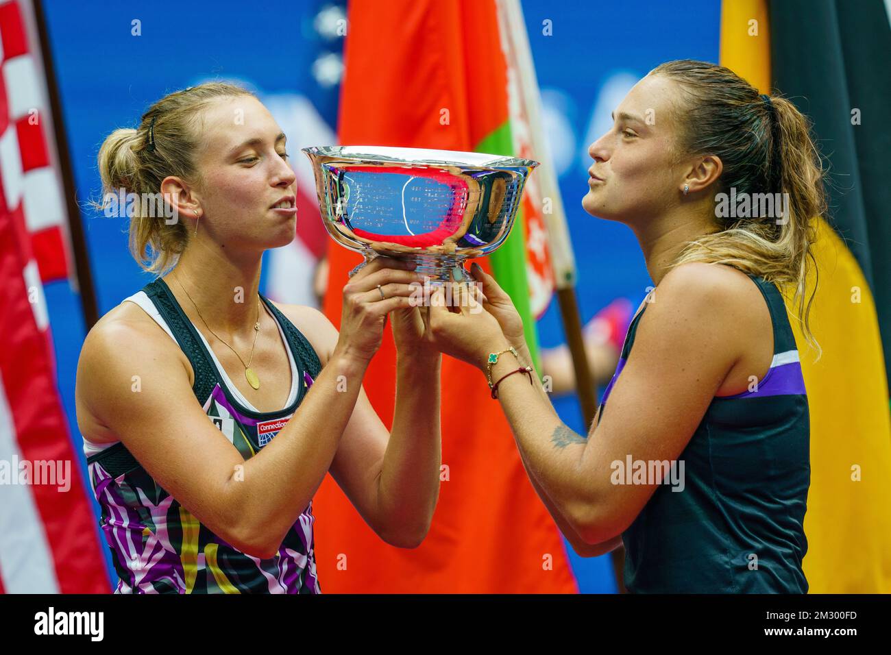 Die belgische Elise Mertens und die bulgarische Aryna Sabalenka feiern mit der Trophäe, nachdem sie am Sonntag, den 08. September 2019, in Flushing Meadow, in New York City, USA, das letzte Spiel der Frauen-Doppel beim US Open Grand Slam gewonnen haben. BELGA FOTO PETER VAN DEN BERG Stockfoto