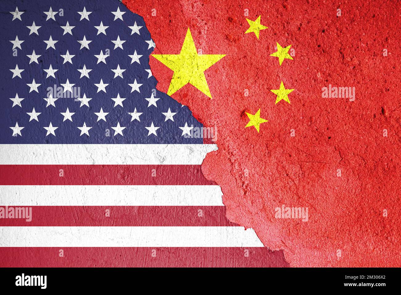 Die US-amerikanischen und chinesischen Flaggen auf einem zerbrochenen Steinhintergrund Stockfoto
