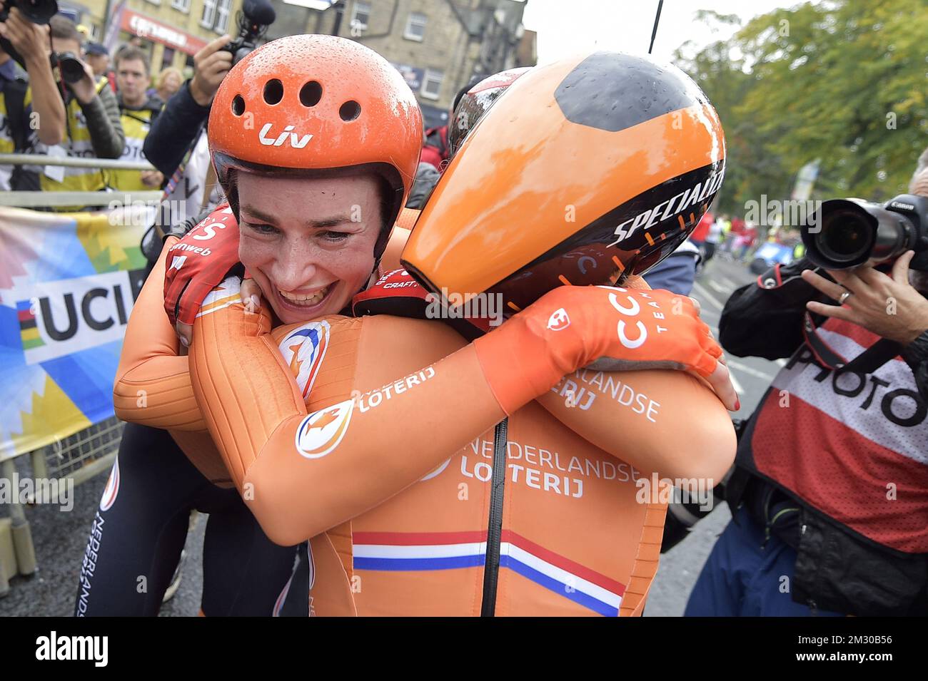 Die niederländische Riejanne Markus und die niederländische Amy Pieters feiern nach dem Gewinn des Team Time Trial Mixed Relay bei der UCI Road World Championship Radfahren in Harrogate, North Yorkshire, Großbritannien, am Sonntag, den 22. September 2019. Die Welten finden vom 21. Bis 29. September statt. BELGA FOTO YORICK JANSENS Stockfoto