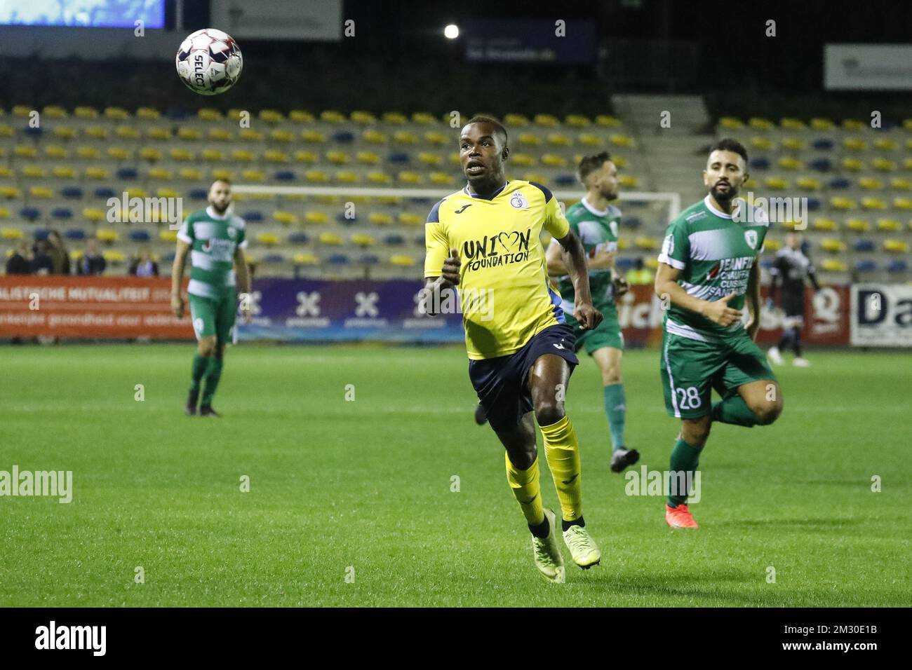 Nils Bouekou von der Union und Mohamed Andaloussi von Verlaine wurden während eines Fußballspiels zwischen Royal Union Saint-Gilloise (1B) und RCS Verlaine (2am) am Mittwoch, den 25. September 2019 in Brüssel im 1./16.. Endspiel des belgischen Pokals "Croky Cup" in Aktion gezeigt. BELGA FOTO THIERRY ROGE Stockfoto