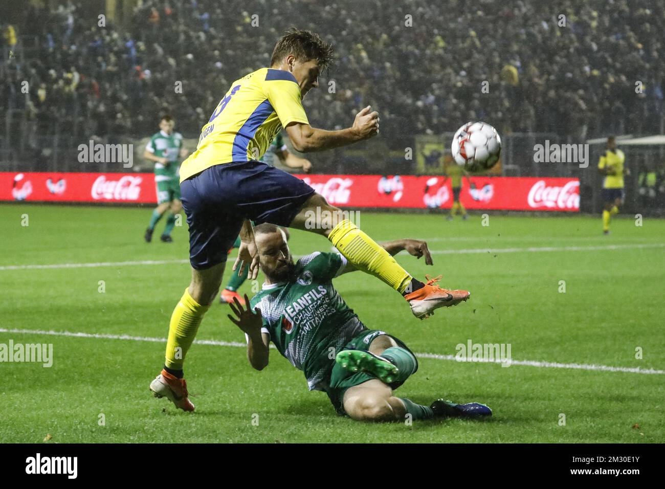 Sigurd Haugen von der Union und Matt Debra von Verlaine spielten in Aktion während eines Fußballspiels zwischen Royal Union Saint-Gilloise (1B) und RCS Verlaine (2am) am Mittwoch, den 25. September 2019 in Brüssel, im 1./16.. Endspiel des belgischen Pokals „Croky Cup“. BELGA FOTO THIERRY ROGE Stockfoto