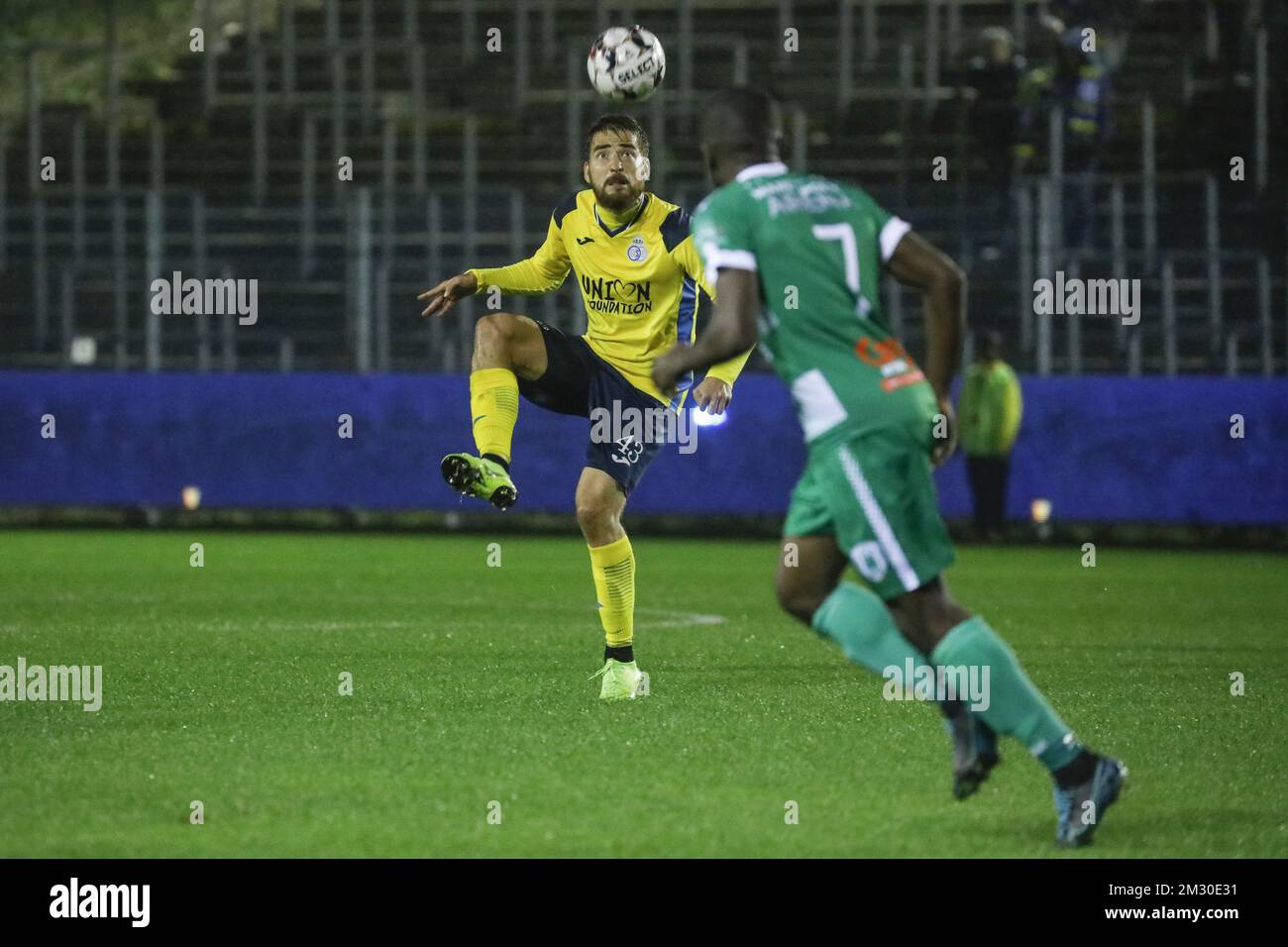 Nik Lorbek von der Union und Shelton Guillaume von Verlaine wurden während eines Fußballspiels zwischen Royal Union Saint-Gilloise (1B) und RCS Verlaine (2am) am Mittwoch, den 25. September 2019 in Brüssel im 1./16.. Endspiel des belgischen Pokals „Croky Cup“ in Aktion gezeigt. BELGA FOTO THIERRY ROGE Stockfoto