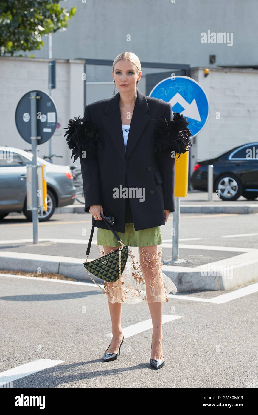 MAILAND, ITALIEN - 22. SEPTEMBER 2022: Leonie Hanne vor Prada Fashion Show, Mailand Fashion Week Street Style Stockfoto