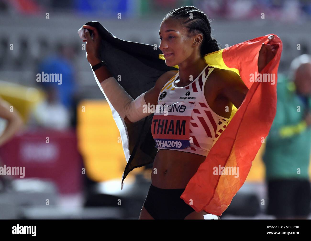 Der belgische Nafissatou Nafi Thiam feiert mit der Nationalflagge nach der 800m. Veranstaltung des Frauen-Heptathlon-Wettbewerbs am 7. Tag der IAAF-Leichtathletik-Weltmeisterschaft in Doha, Katar, Donnerstag, den 03. Oktober 2019. Die Welten finden vom 27. September bis zum 6. Oktober statt. BELGA FOTO DIRK WAEM Stockfoto