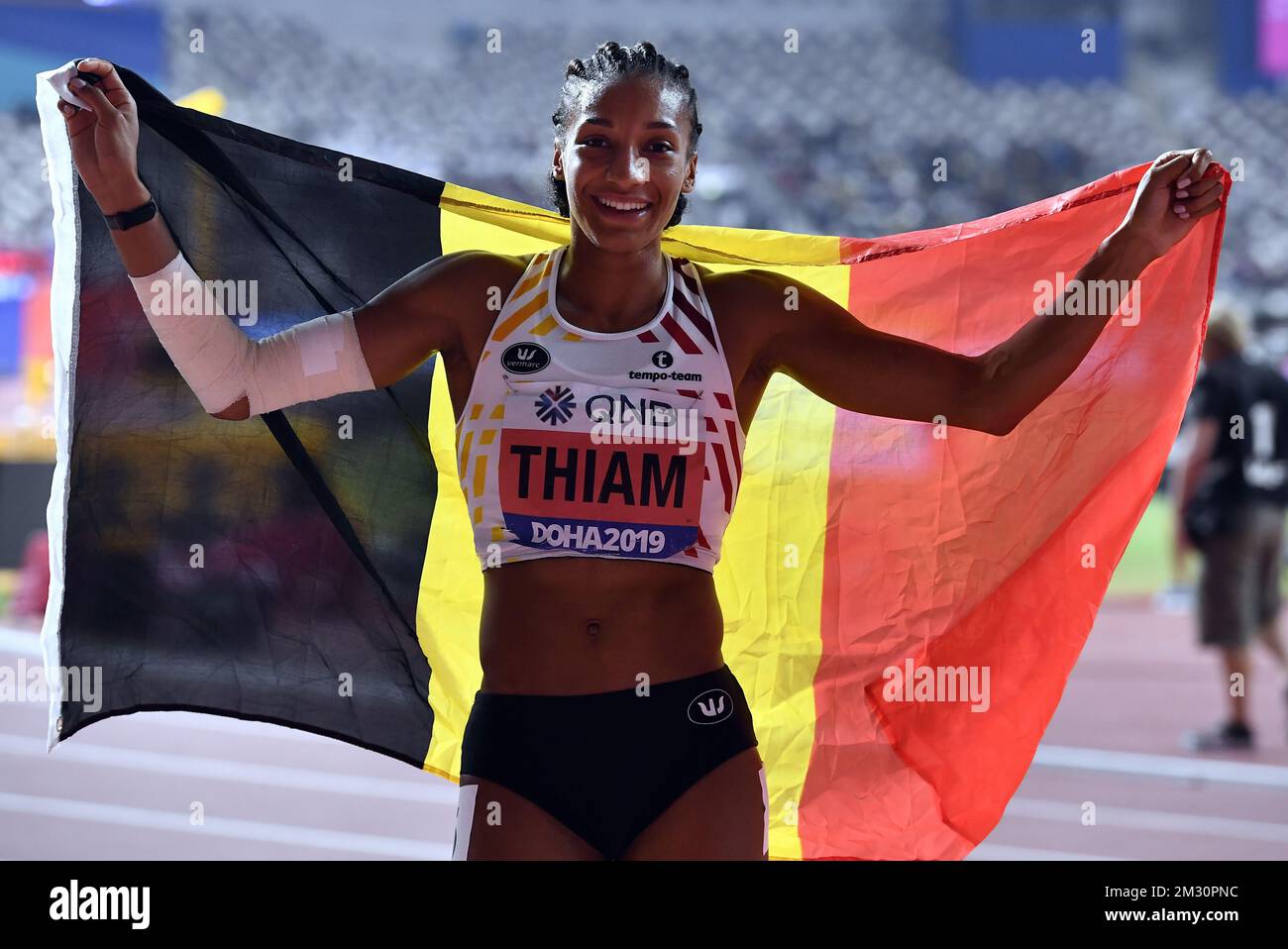Der belgische Nafissatou Nafi Thiam feiert mit der Nationalflagge nach der 800m. Veranstaltung des Frauen-Heptathlon-Wettbewerbs am 7. Tag der IAAF-Leichtathletik-Weltmeisterschaft in Doha, Katar, Donnerstag, den 03. Oktober 2019. Die Welten finden vom 27. September bis zum 6. Oktober statt. BELGA FOTO DIRK WAEM Stockfoto