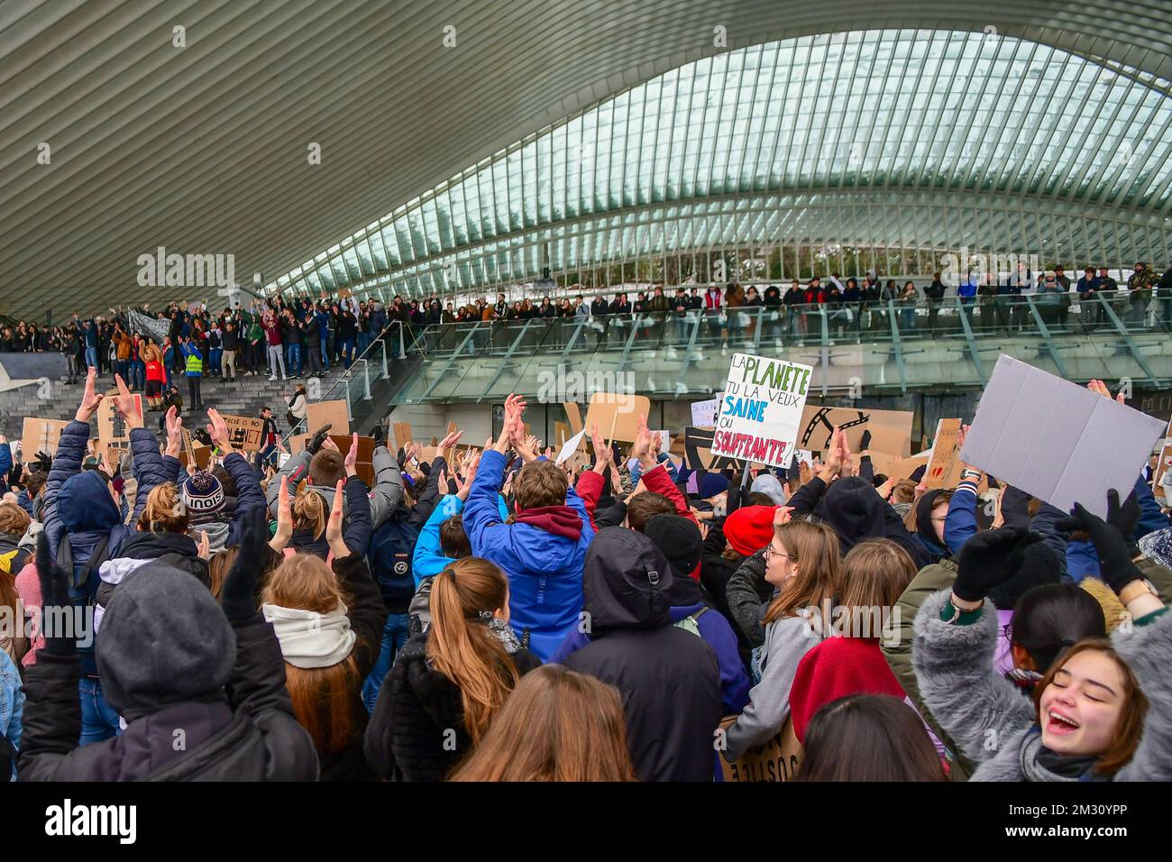 Die Teilnehmer versammeln sich am Bahnhof Lüttich-Guillemins, während einer Versammlung der Jugend Lüttich für Klima. 15,000 von Klimaproblemen betroffene Studenten sind durch die Straßen von Lüttich gelaufen. Dies ist die zweite Aktion der Studenten von Lüttich für das Klima, Donnerstag, den 31. Januar 2019 in Lüttich, Belgien. Stockfoto