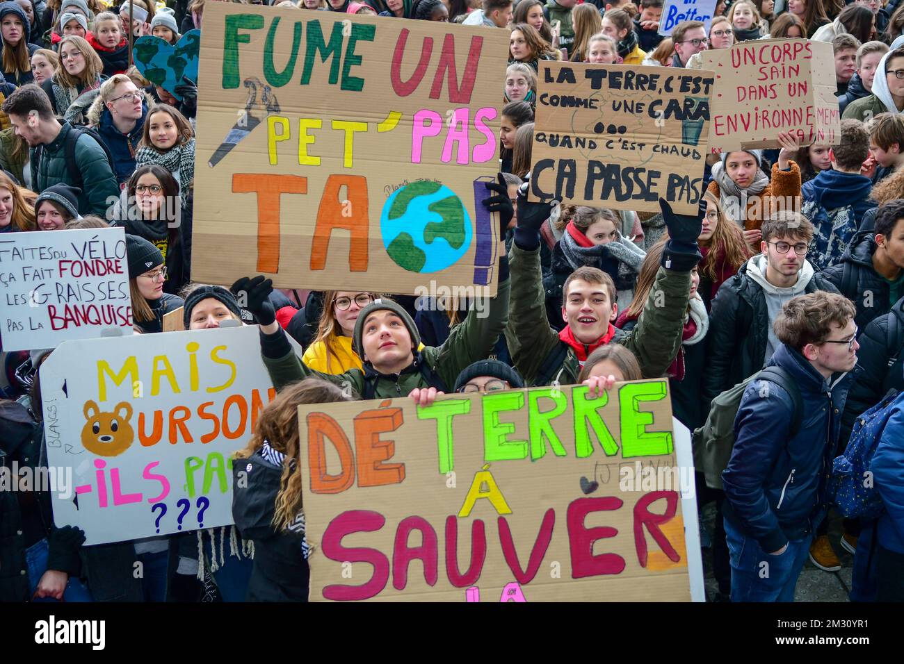 Die Teilnehmer versammeln sich am Bahnhof Lüttich-Guillemins, während einer Versammlung der Jugend Lüttich für Klima. 15,000 von Klimaproblemen betroffene Studenten sind durch die Straßen von Lüttich gelaufen. Dies ist die zweite Aktion der Studenten von Lüttich für das Klima, Donnerstag, den 31. Januar 2019 in Lüttich, Belgien. Stockfoto