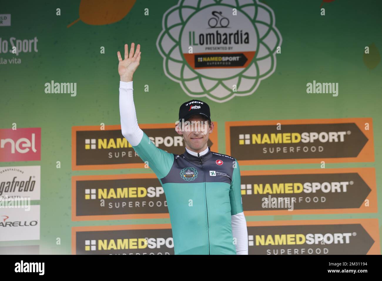 Dutch Bauke Mollema von Trek-Segafredo feiert auf dem Podium mit einem speziellen Trikot zu Ehren von Felice Gimondi nach dem Sieg des Giro di Lombardia eintägigen Radrennen am Samstag, den 12. Oktober 2019 in Como, Italien. BELGA FOTO YUZURU SUNADA FRANCE RAUS Stockfoto