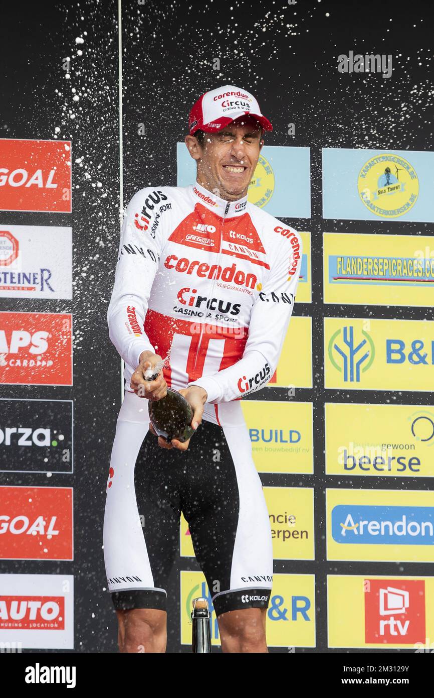 Der belgische Dries De Bondt von Corendon-Circus feiert auf dem Podium, nachdem er am Sonntag, den 13. Oktober 2019, das Radrennen „Memorial Rik Van Steenbergen“ von Beerse nach Arendonk gewonnen hat. BELGA FOTO KRISTOF VAN ACCOM Stockfoto