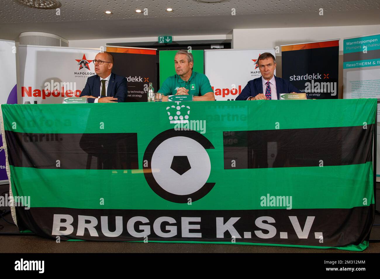 Vincent Goemaere, Direktor von Cercle, Bernd Storck, Cheftrainer von Cercle, und Oleg Petrov, Geschäftsführer von Cercle, bildeten auf einer Pressekonferenz des belgischen Fußballteams Cercle Brügge ihren neuen Cheftrainer am Montag, den 14. Oktober 2019 in Brügge. BELGA FOTO KURT DESPLENTER Stockfoto