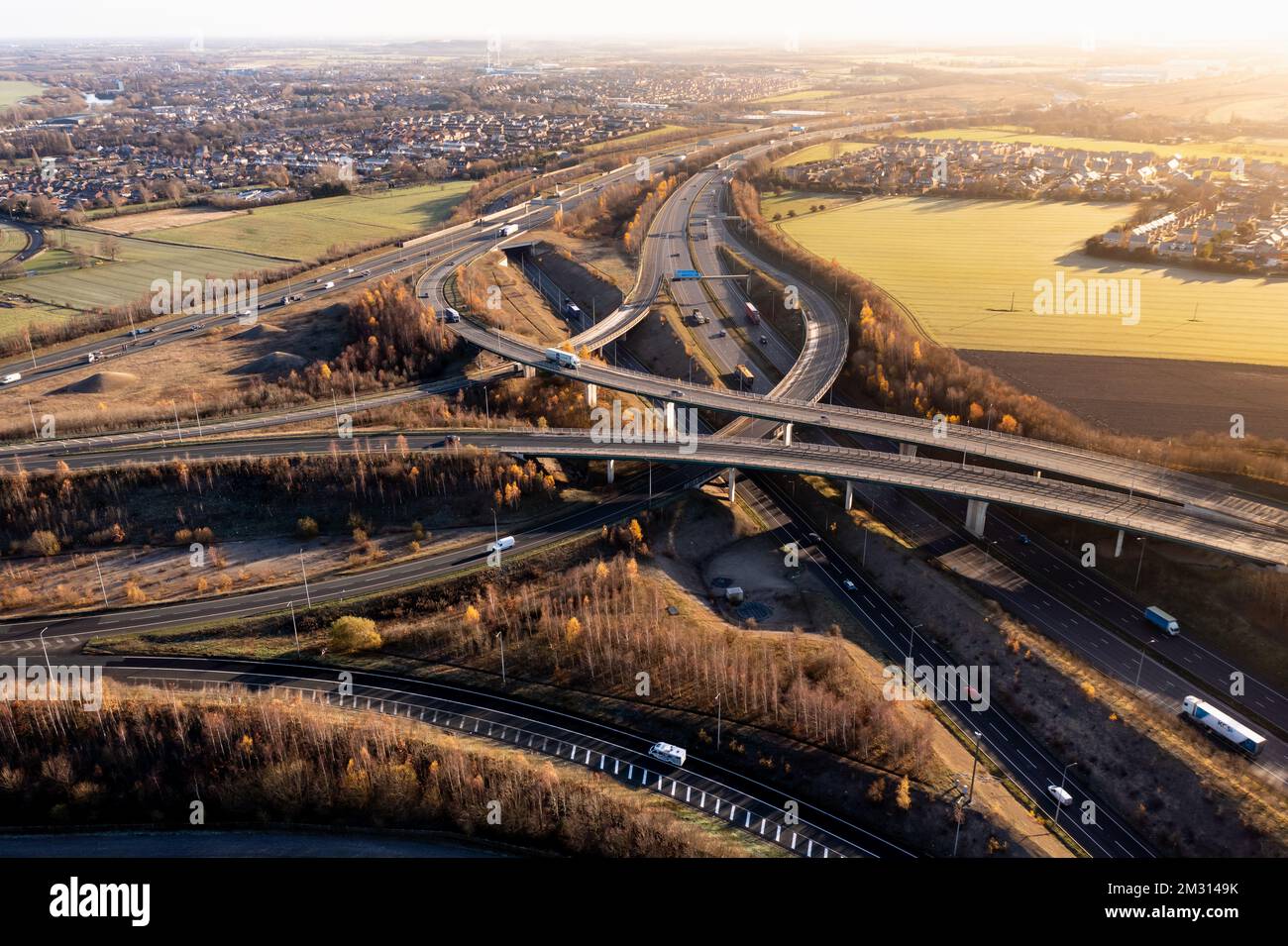 FERRYBRIDGE, YORKSHIRE, GROSSBRITANNIEN - 14. DEZEMBER 2022. Luftaufnahme über einer komplexen Autobahnkreuzung mit Abzweigstraßen und Überbrückungen, die die M62 A verbinden Stockfoto