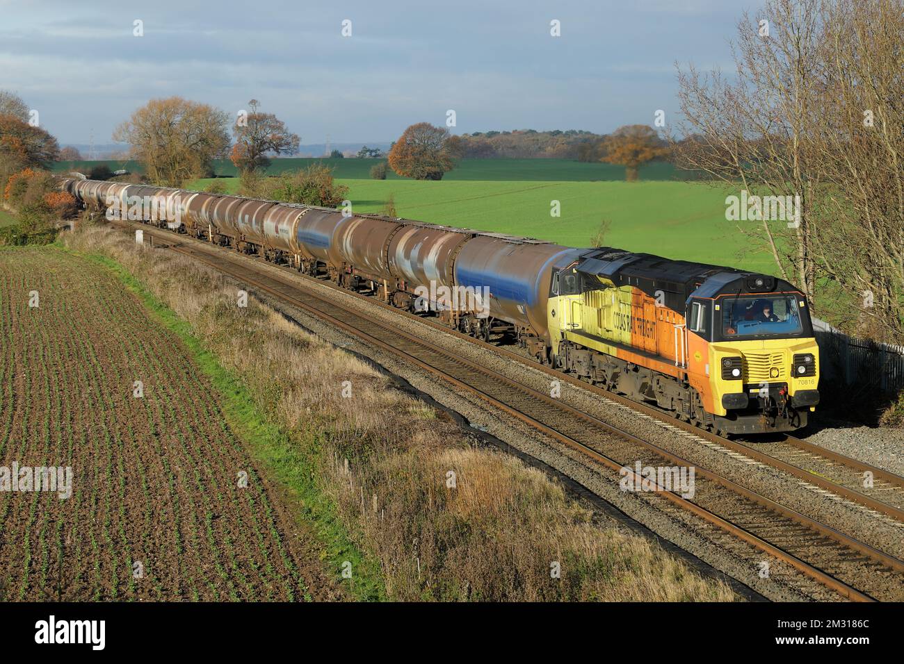 Colas Rail-Diesellokomotive der Klasse 70, die einen Tankwagenzug zieht. Stockfoto