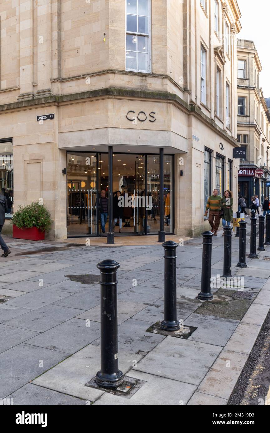 COS Modern Fashion Store, Union Street, Bath, England Stockfoto
