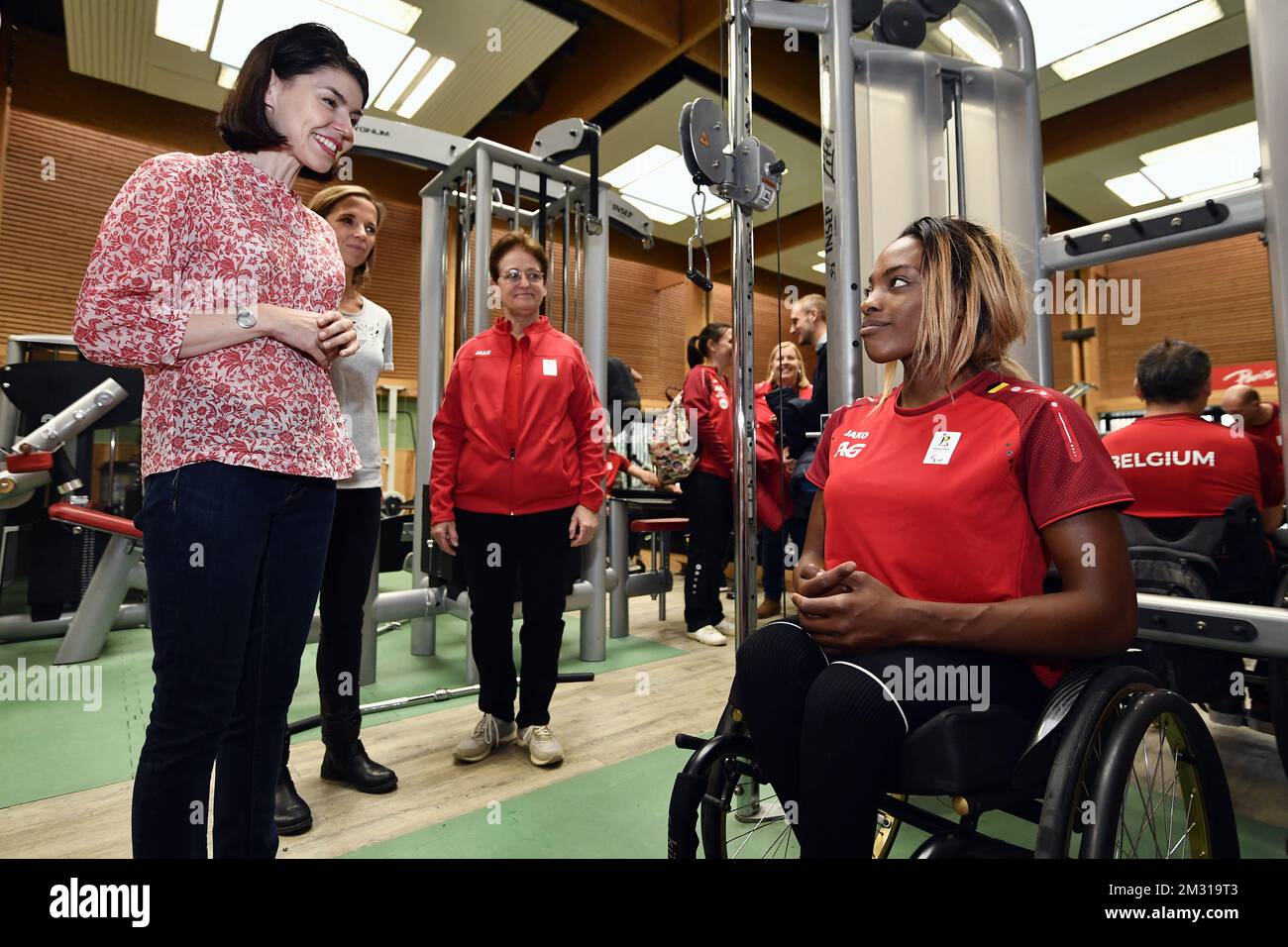 Wallonien - Brüsseler Minister Sport Valerie Glatigny, Vorsitzende der paralympischen Mannschaft Belgien Anne Dieteren und Paralympische Rollstuhlsportlerin Lea Bayekula, die am zweiten Tag eines Pressebesuchs im Trainingslager der Athleten der Paralympischen Mannschaft Belgien im Vorfeld der Paralympischen Spiele 2020 in Tokio abgebildet wurde; Dienstag, 29. Oktober 2019, in Paris. Die Paralympischen Spiele 2020 in Tokio finden vom 25. August bis zum 06. September 2020 statt. BELGA FOTO ERIC LALMAND Stockfoto