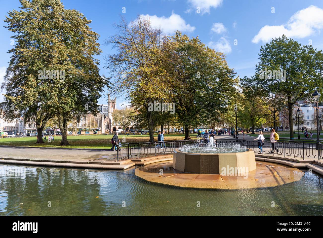 College Green ein öffentlicher Raum mit Rathauspringbrunnen. Die Stadt Bristol, England, Großbritannien Stockfoto