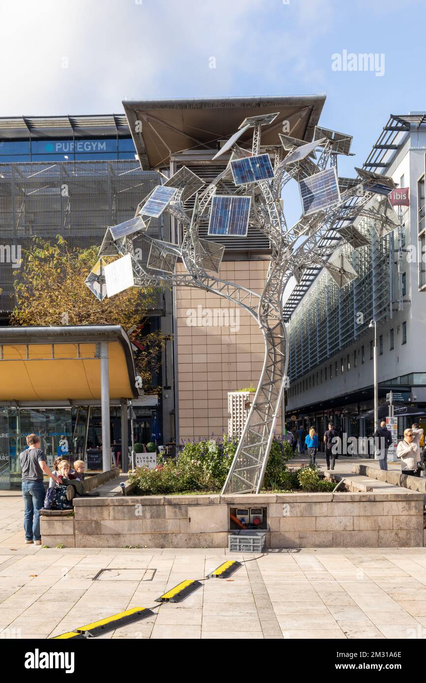 Solar Powered Energy Tree am Millennium Square bietet kostenlose Ladestationen für Mobiltelefone und WLAN. Bristol, England, Großbritannien Stockfoto