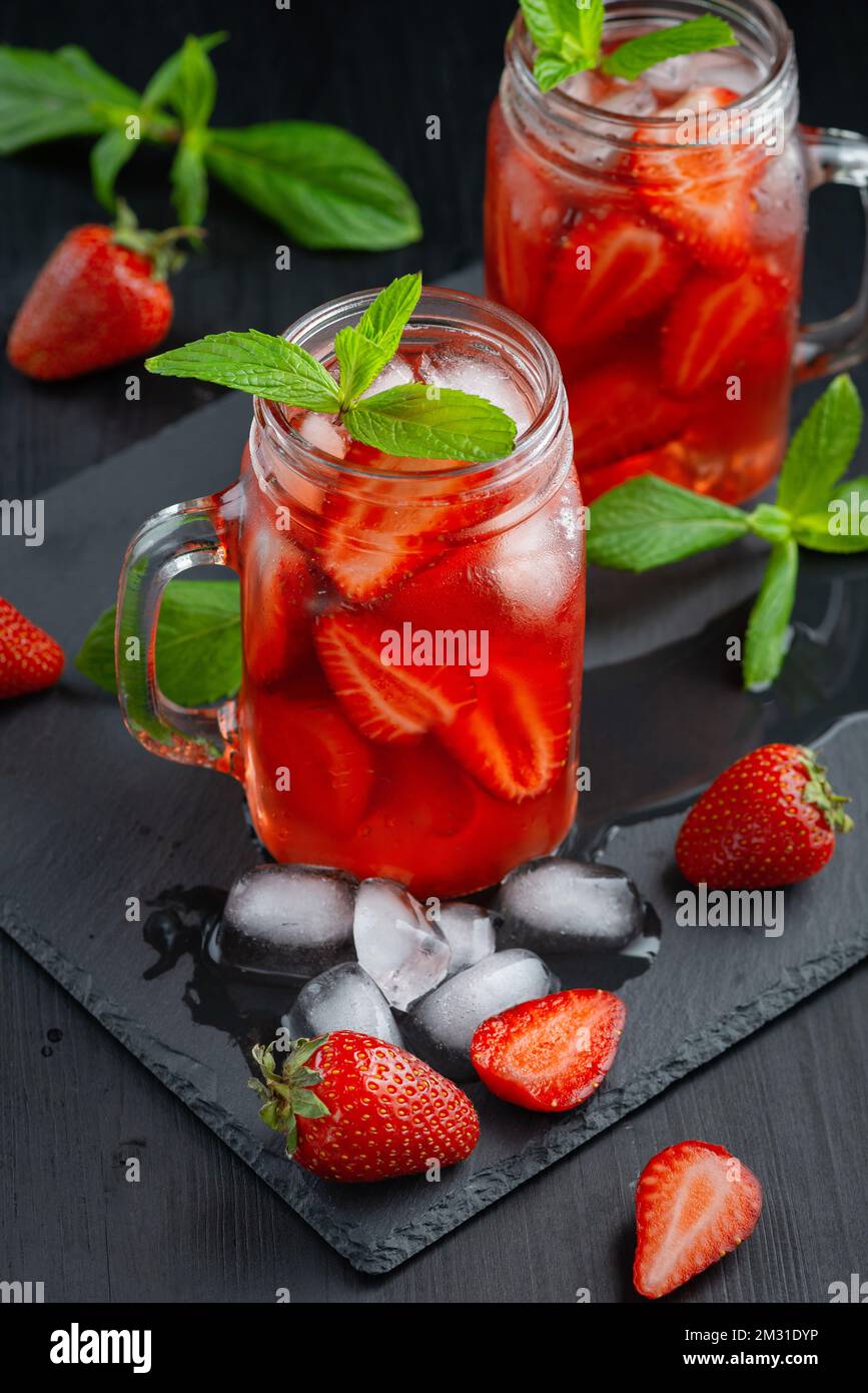 Frischer Erdbeercocktail. Frischer Sommercocktail mit Erdbeere und Eiswürfeln. Stockfoto