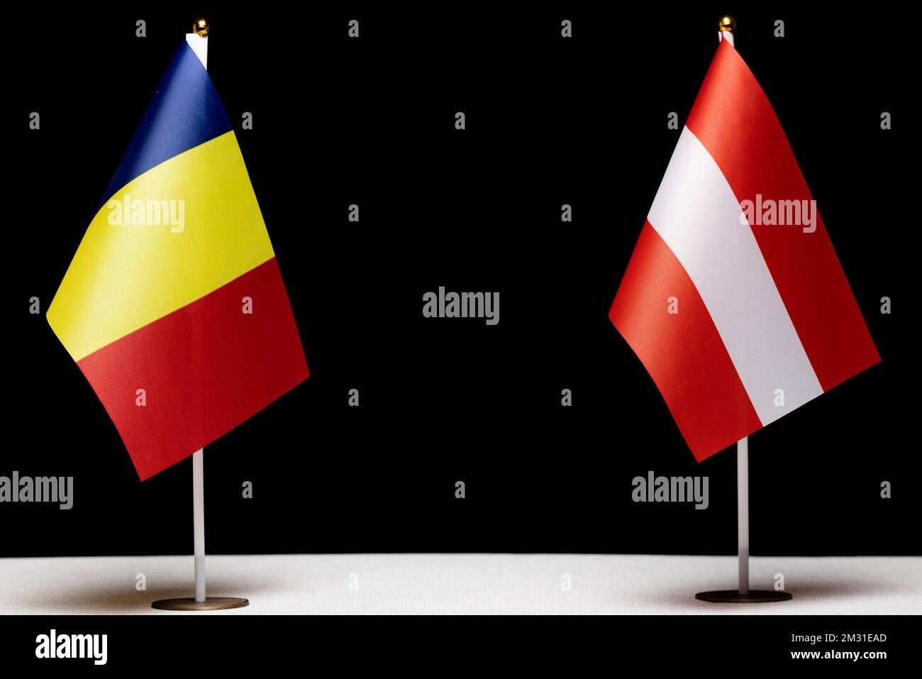 Flaggen Rumäniens und Österreichs auf dem Tisch, Konzept der bilateralen und diplomatischen Beziehungen. Verhandlungen und Abkommen der europäischen Länder. Stockfoto