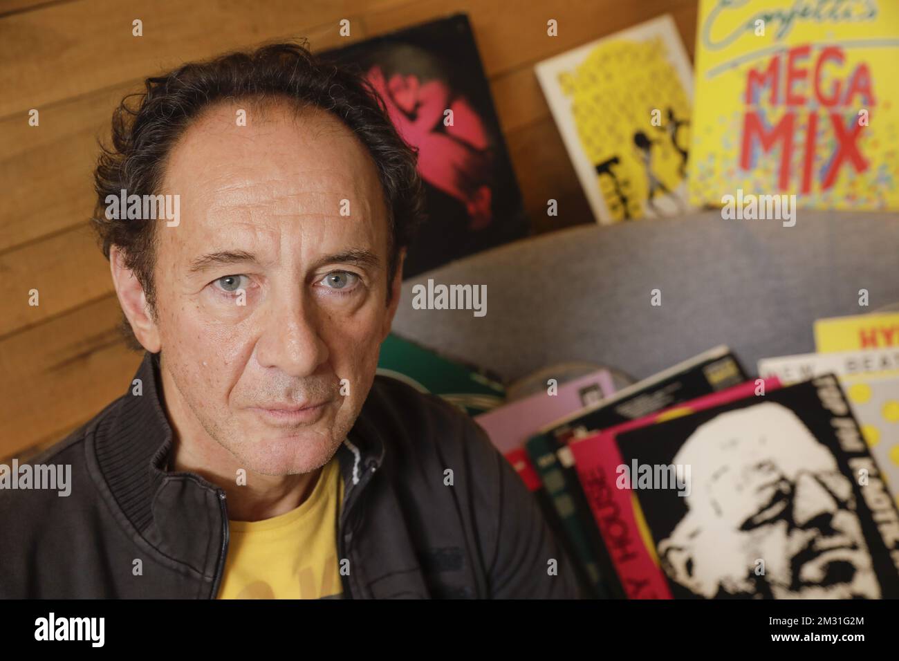Produzent Michel Brunelli posiert für den Fotografen während eines Interviews im Radiosender Nostalgie anlässlich des 30.. Jahrestags des Genres New Beat am Mittwoch, den 13. November 2019 in Brüssel. BELGA FOTO THIERRY ROGE Stockfoto