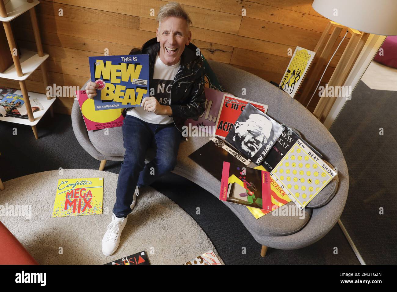 Sänger Plastic Bertrand alias Roger Jouret posiert für den Fotografen während eines Interviews im Radiosender Nostalgie am Mittwoch, den 13. November 2019, zum 30.. Jahrestag des Genres New Beat in Brüssel. BELGA FOTO THIERRY ROGE Stockfoto