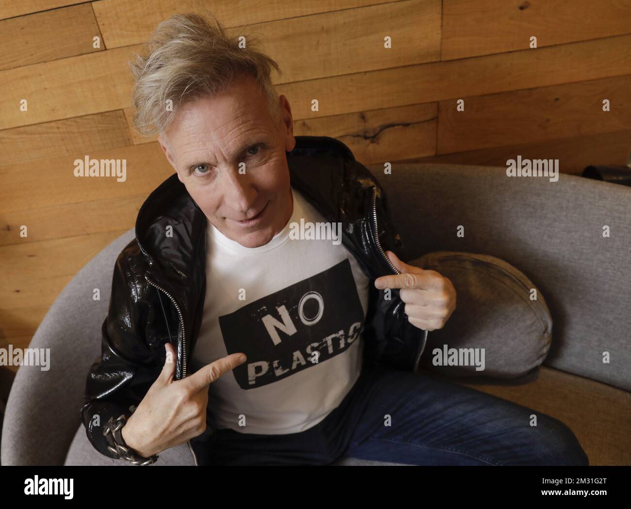 Sänger Plastic Bertrand alias Roger Jouret posiert für den Fotografen während eines Interviews im Radiosender Nostalgie am Mittwoch, den 13. November 2019, zum 30.. Jahrestag des Genres New Beat in Brüssel. BELGA FOTO THIERRY ROGE Stockfoto