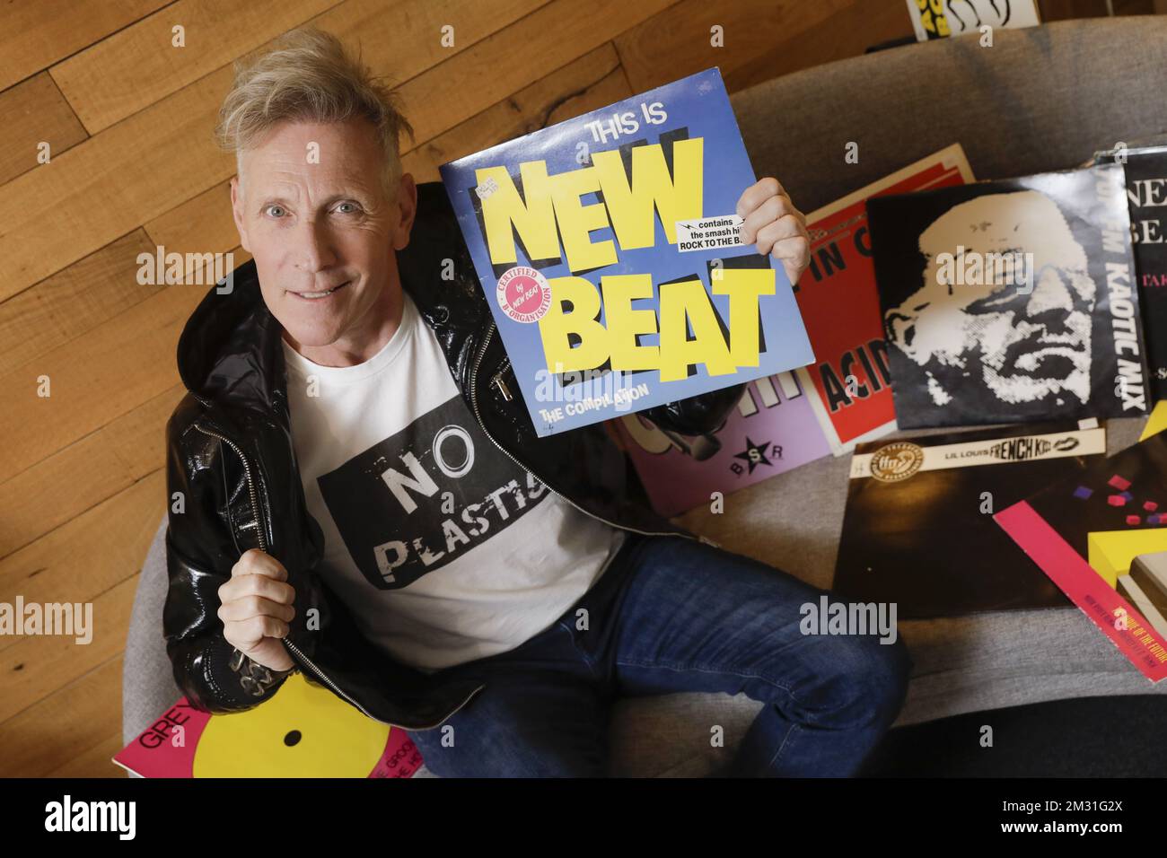 Sänger Plastic Bertrand alias Roger Jouret posiert für den Fotografen während eines Interviews im Radiosender Nostalgie am Mittwoch, den 13. November 2019, zum 30.. Jahrestag des Genres New Beat in Brüssel. BELGA FOTO THIERRY ROGE Stockfoto